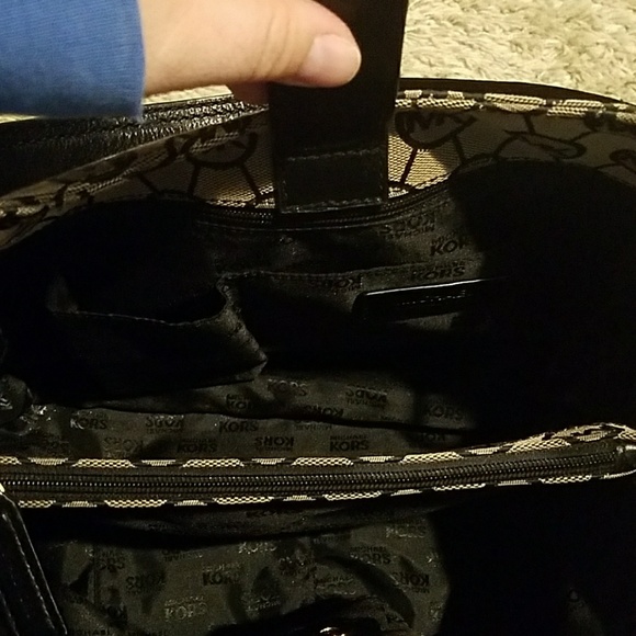 MICHAEL KORS Authentic Handbag - Picture 5 of 8